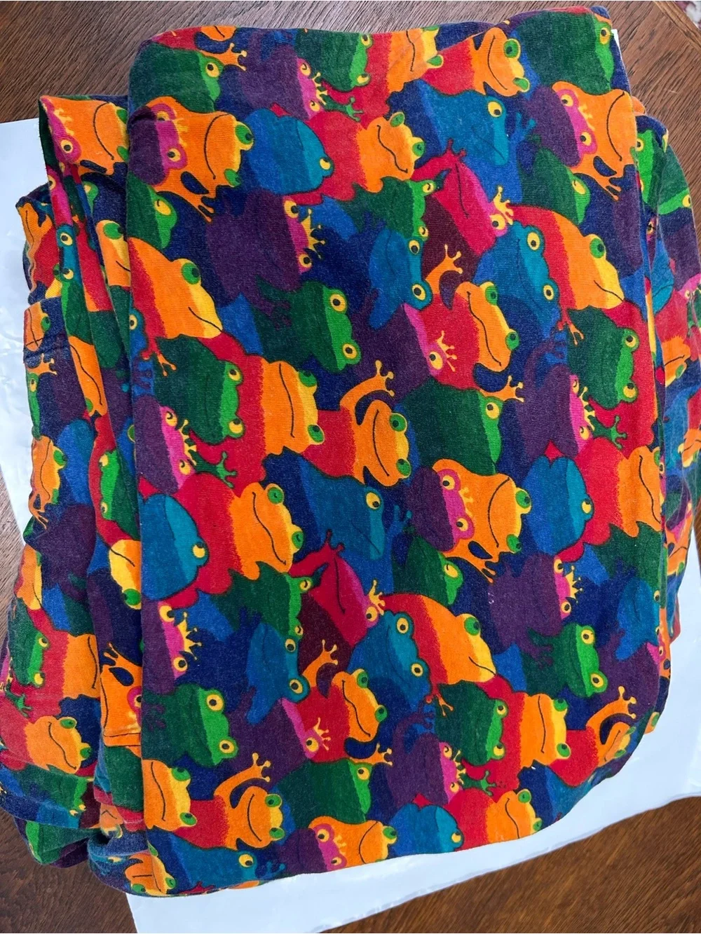 Froggie Explosion Sheet Set: Fitted, Flat, +2 pillowcases. I Think it’s double.